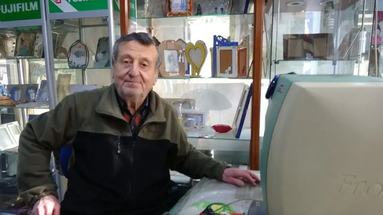 Burdur’da Atatürk’ü Fotoğraflayan Dedesinin İzinde: 54 Yıldır Aynı Dükkanda! 3